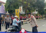 Polsek Koja Tebar Kepedulian, Bagikan 50 Nasi Bungkus kepada Warga Lewat Jumat Peduli