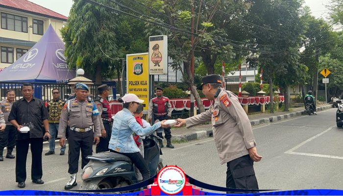 Polsek Koja Tebar Kepedulian, Bagikan 50 Nasi Bungkus kepada Warga Lewat Jumat Peduli