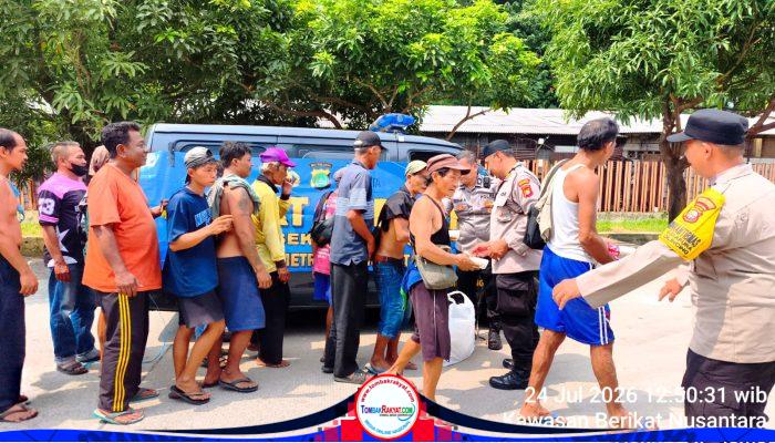 Polsek Cilincing Pererat Kedekatan dengan Warga Lewat Aksi Sosial Jumat Peduli