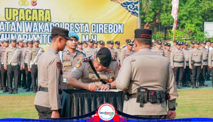 Polresta Cirebon Gelar Upacara Penyerahan Jabatan dan Pelepasan AKBP Eko Munarianto Dengan Suasana Haru dan Kekeluargaan