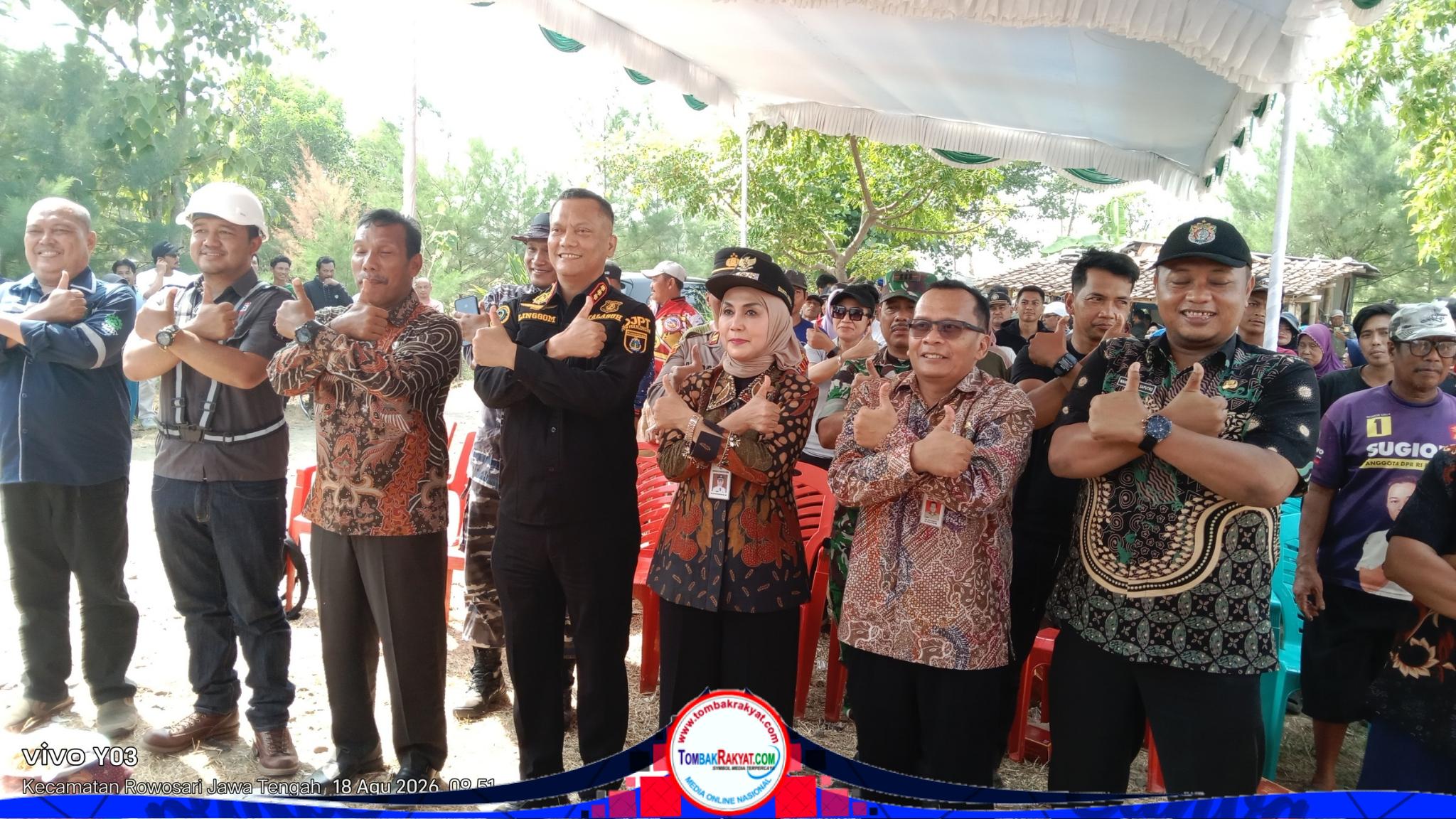 Sesi foto bersama dengan masyarakat