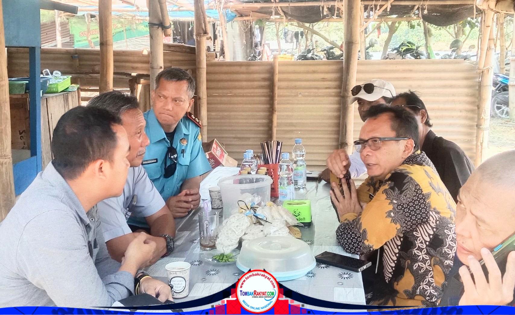 Kadin KP Kendal, Hudi Sambodo saat memberikan penjelasan kepada Pengurus KDMP disela sela diskusi bersama KKP, Pemdes, Pengawas dan Pelaksana Pekerjaan