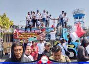 Peternak Ayam di Kendal Gelar Aksi Demo, Tutup Jalan Hingga Lepas 50 Ribu Ekor Ayam