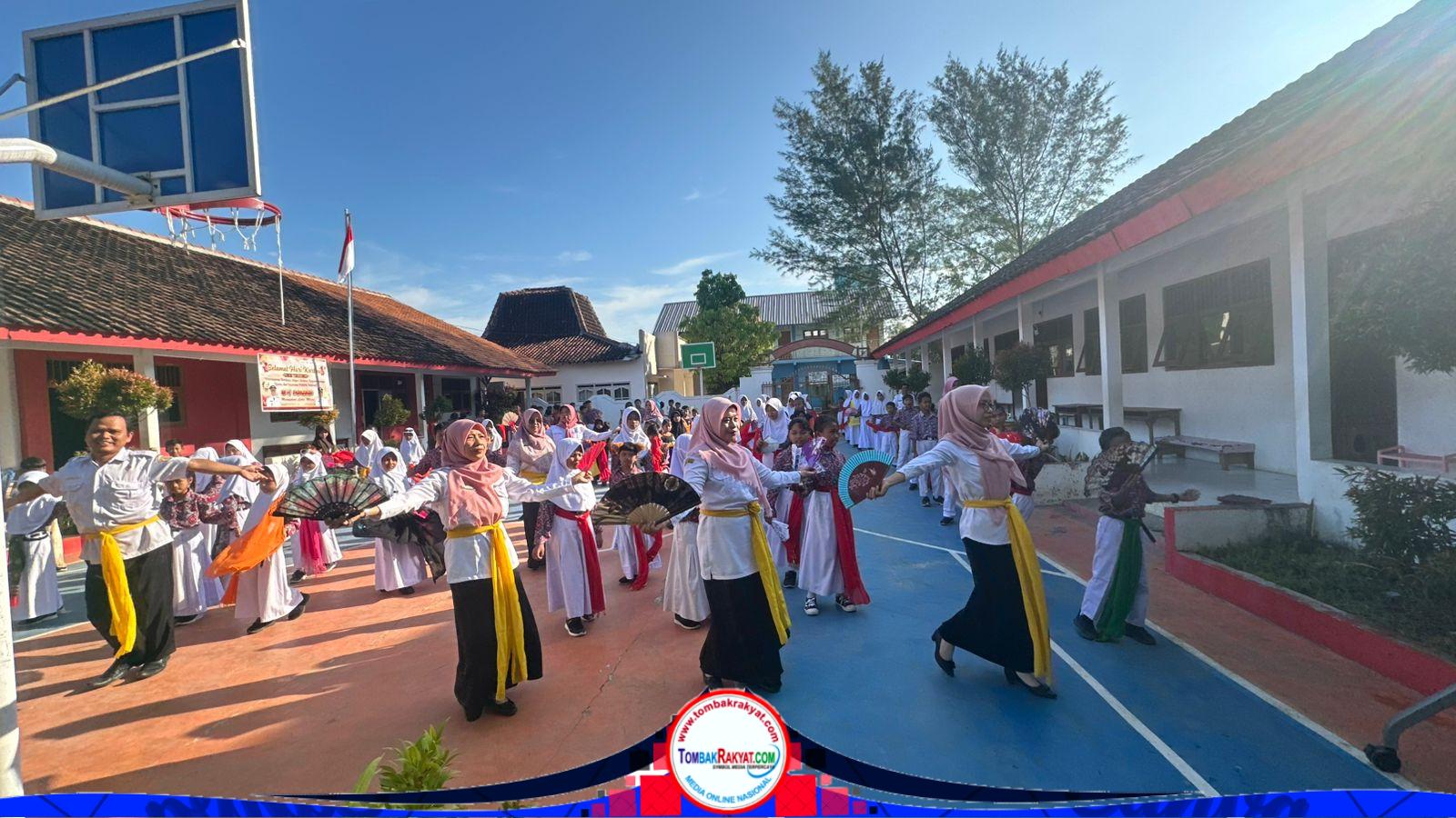 Kegiatan Ekskul siswa siswi SDN Pucuksari berlatih seni tari dilapangan terbuka ywng bersih dan indah