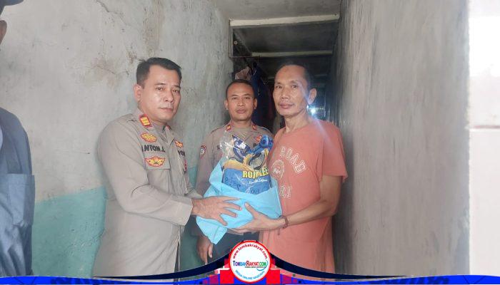 Polsek Kelapa Gading Salurkan Bansos untuk Warga Slum Area Pegangsaan Dua, Wujudkan Kepedulian di Bulan Kemerdekaan