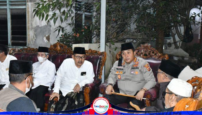 Sesepuh Pondok Buntet Pesantren KH. Hasanuddin Kriyani Wafat, Kapolresta Cirebon Takziah ke Rumah Duka
