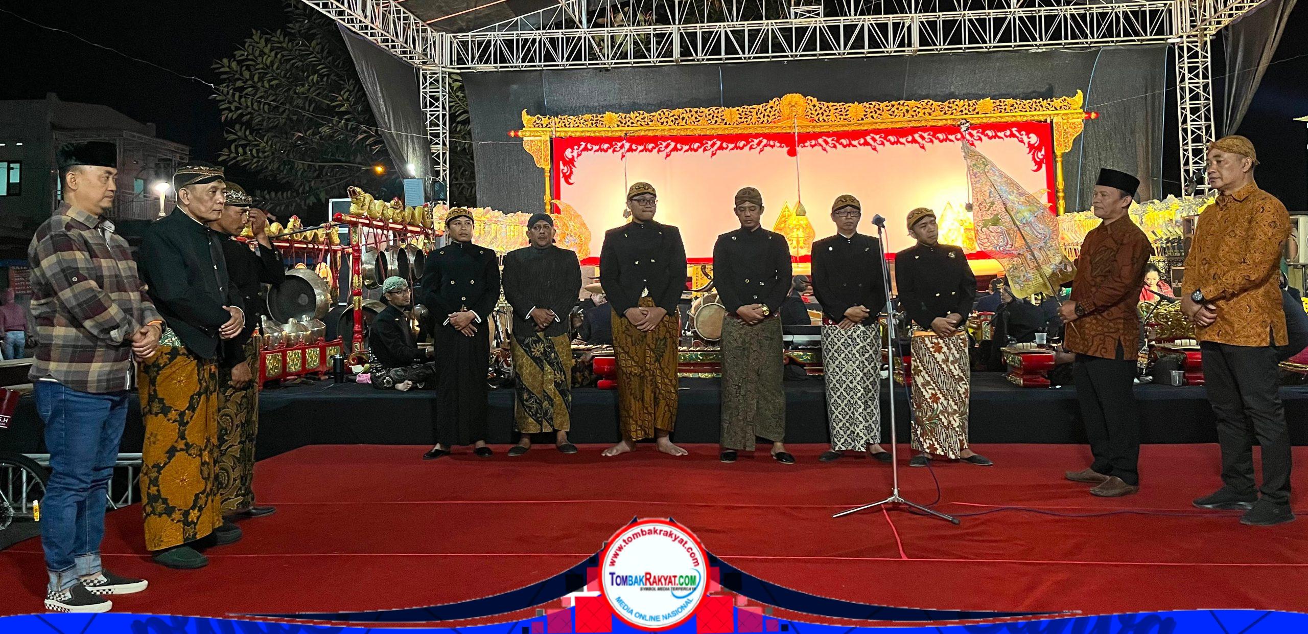 Kepala Dinas Pariwisata Pemuda Dan Olah Raga Kabupaten Karanganyar membacakan sabda pengukuhan mewakili Pepadi Jateng