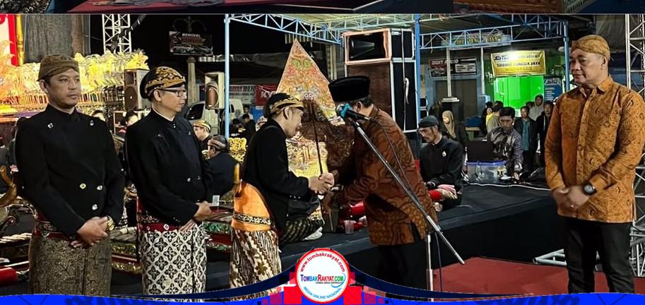 Sambutan dan Penyerahan gunungan oleh Kepala Dinas Pariwisata, Eko Jaya Wibowo SSos, MM.
