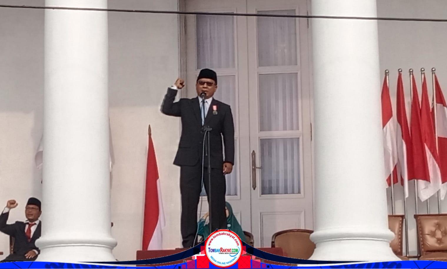 Kepala Desa Rowosari, Luqman Zakaria, S.Sos., S.H., NL.P., menyampaikan pidato kemerdekaan, di Balai Garuda Desa Rowosari