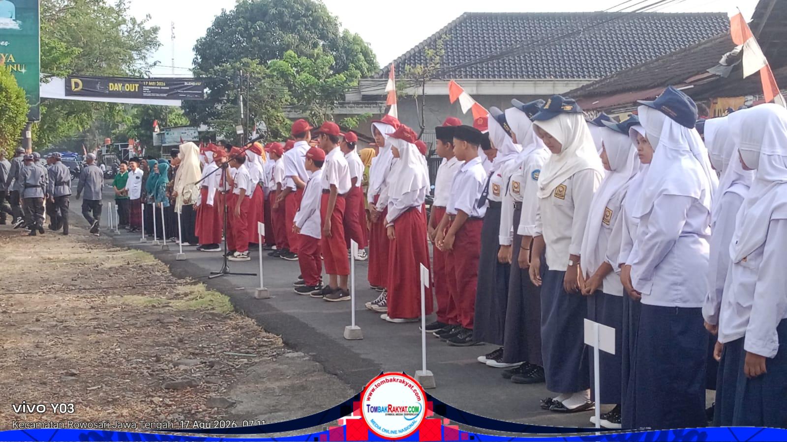 Siswa siswi SD dan SMP nampak di barisan peserta upacara bersama, guru dan beberapa elemen masyarakat dan organisasi kemasuarakatan lain