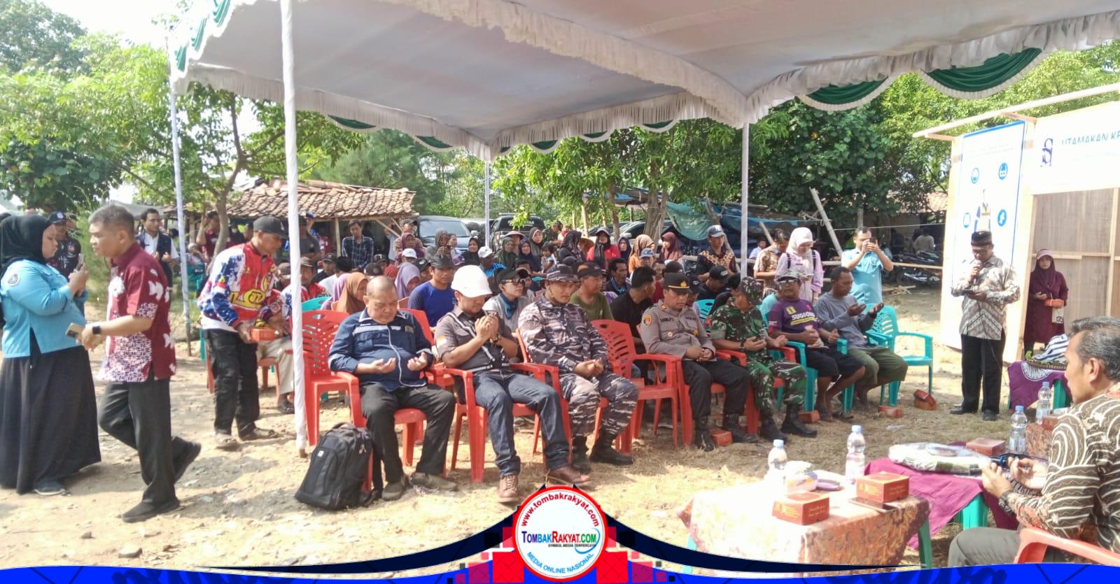 Undangan peletakan batu pertama KNMP di Segentong, Gempolsewu, berbaur dengan masyarakat yang hadir