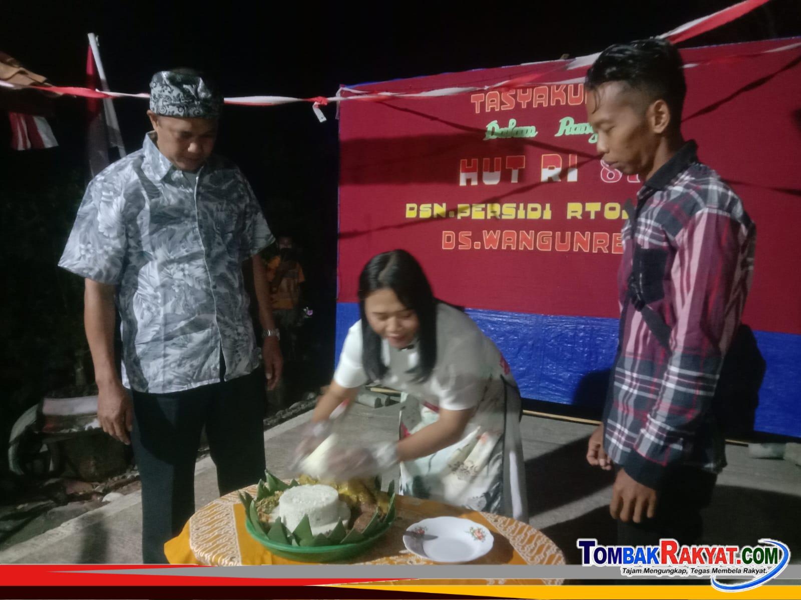 Pemotongan tumpeng olih Kadus Persidi Fitri Rohani