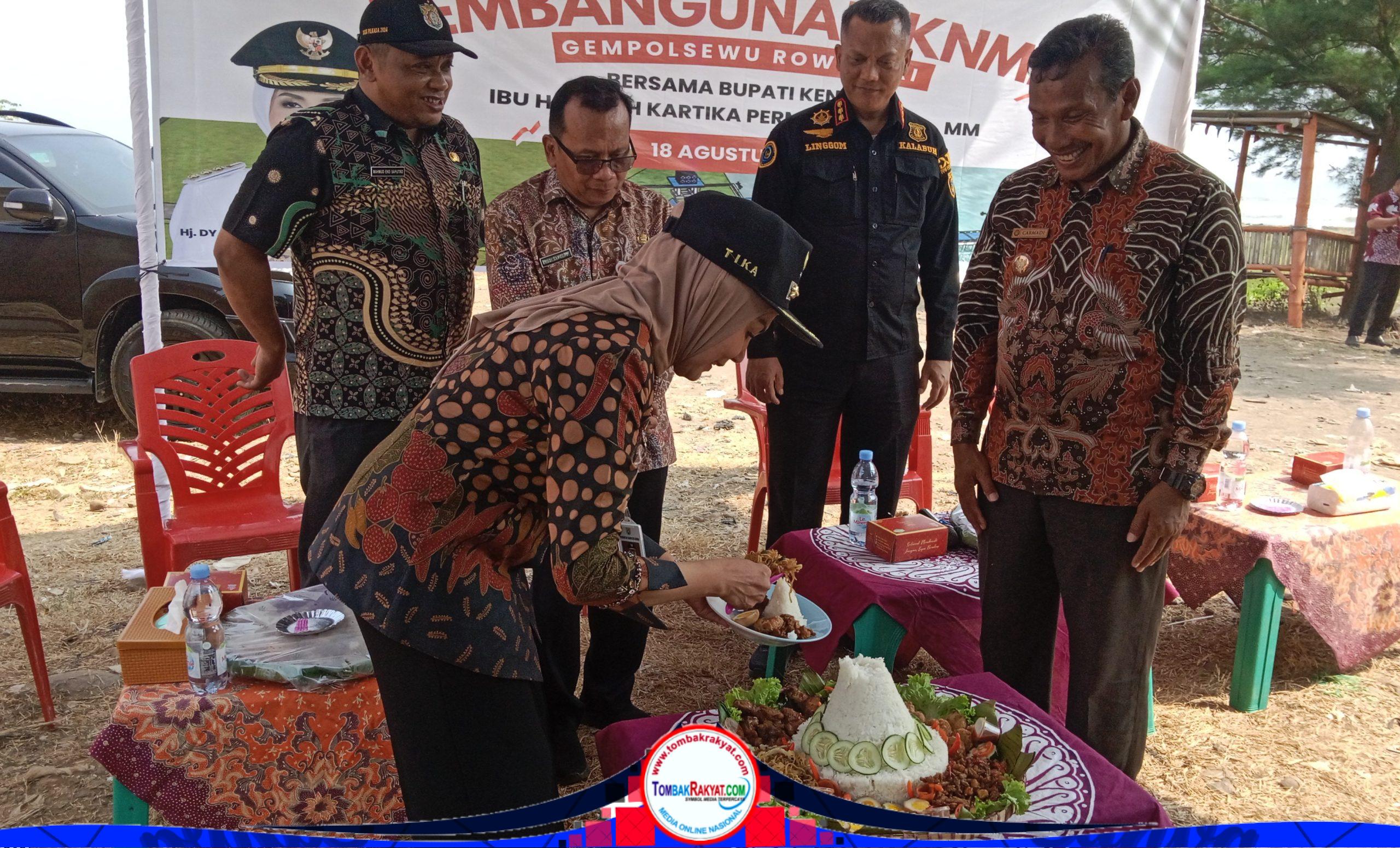 Bupati Kendal, Dyah Kartika Permanasari didampingi Kepala DKP, Camat Rowosari dan Perwakilan Syah PPK, untuk diserahkan kepada Kepala Desa Gempolsewu