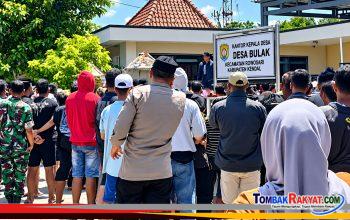 Ratusan warga desa Bulak, Kecamatan Rowosari, Kabupaten Kendal geruduk kantor desa, pertanyakanyransparansi keuangan desa