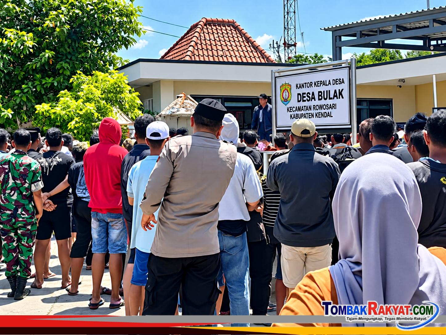 Ratusan warga desa Bulak, Kecamatan Rowosari, Kabupaten Kendal geruduk kantor desa, pertanyakanyransparansi keuangan desa