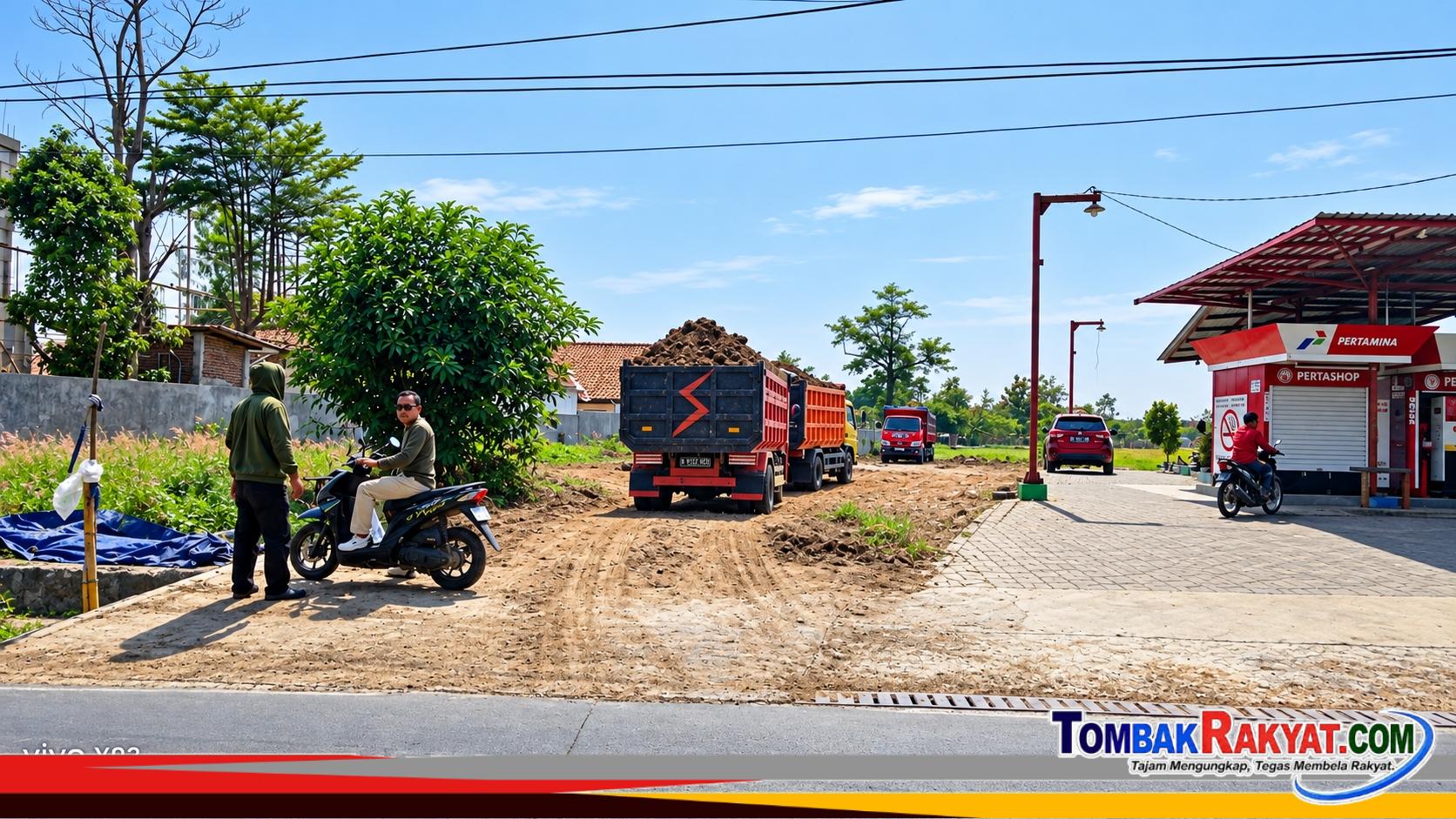 Sejak hari Sabtu (26/9), nampak beberapa dumb truk material dan alat berat telah mulai aktifitas pengurugqn sawah yang diduga alih fungsi lahan, di desa Rowosari