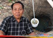 Zaedun, warga Gendang dengan latar belakang sumur tradisional yang airnya keruh