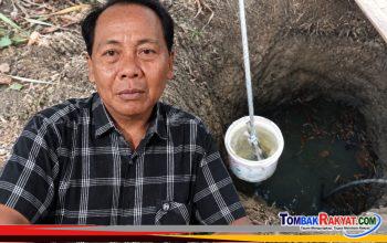 Zaedun, warga Gendang dengan latar belakang sumur tradisional yang airnya keruh