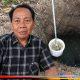 Zaedun, warga Gendang dengan latar belakang sumur tradisional yang airnya keruh