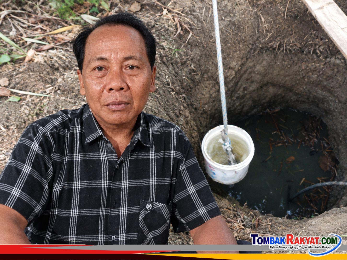 Zaedun, warga Gendang dengan latar belakang sumur tradisional yang airnya keruh