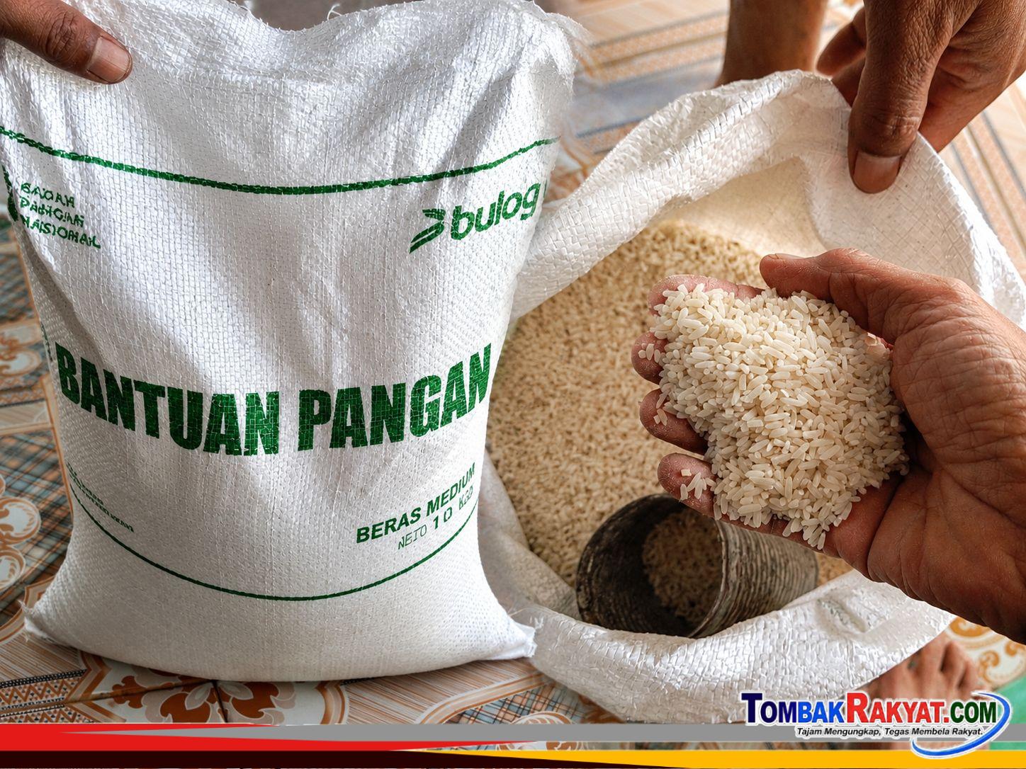 Beras bantuan yang sudah terdistribusikan di salah satu rumah warga desa Randusari, harus dicuci berulang lebih lama agar benar benar bersih dan layak konsumsi