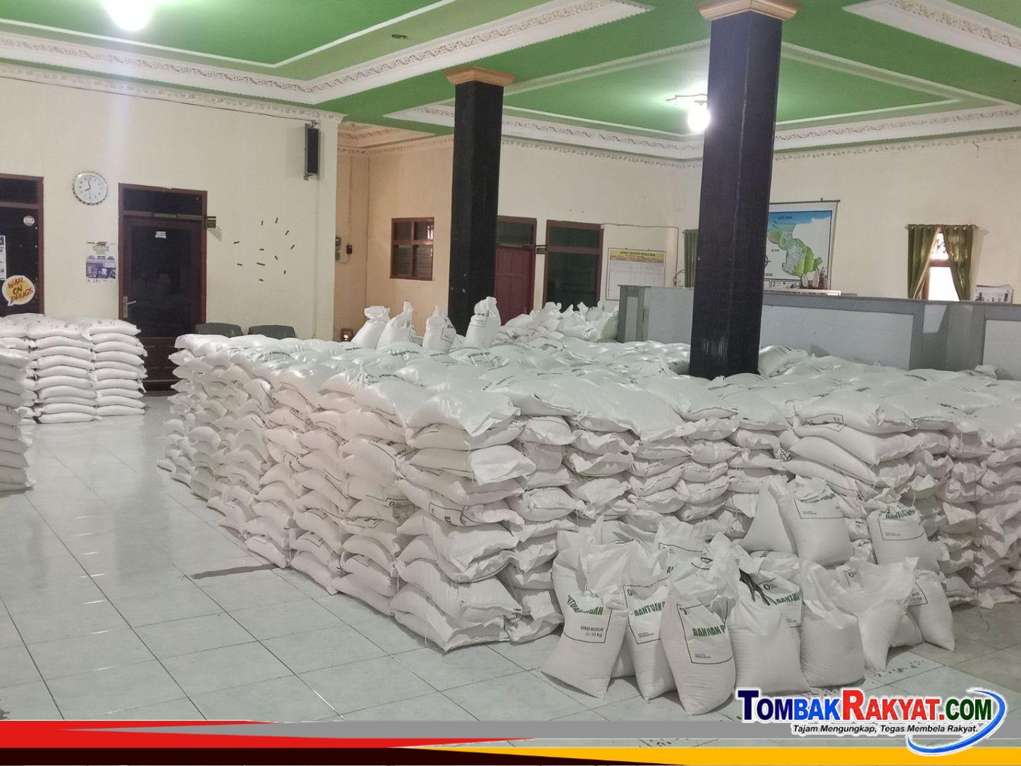 Beras bantuan pangan di Balaidesa Gempolsewu yang belum disalurkan kepda warga penerima manfaat