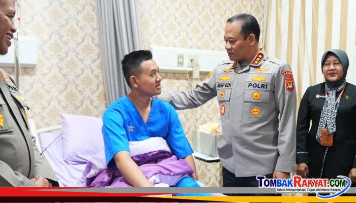Kapolda Metro Jaya Hadir Berikan Semangat kepada Personel dan Pengemudi Ojol yang Dirawat