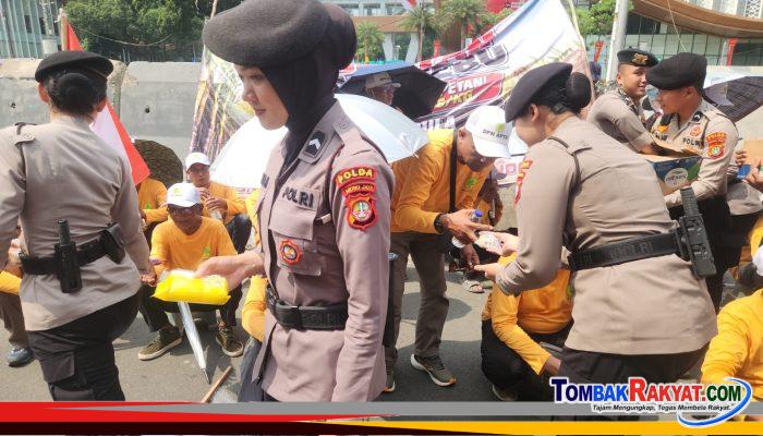 Polisi Bagikan Roti dan Air Mineral ke Massa Aksi Petani Tebu di Monas