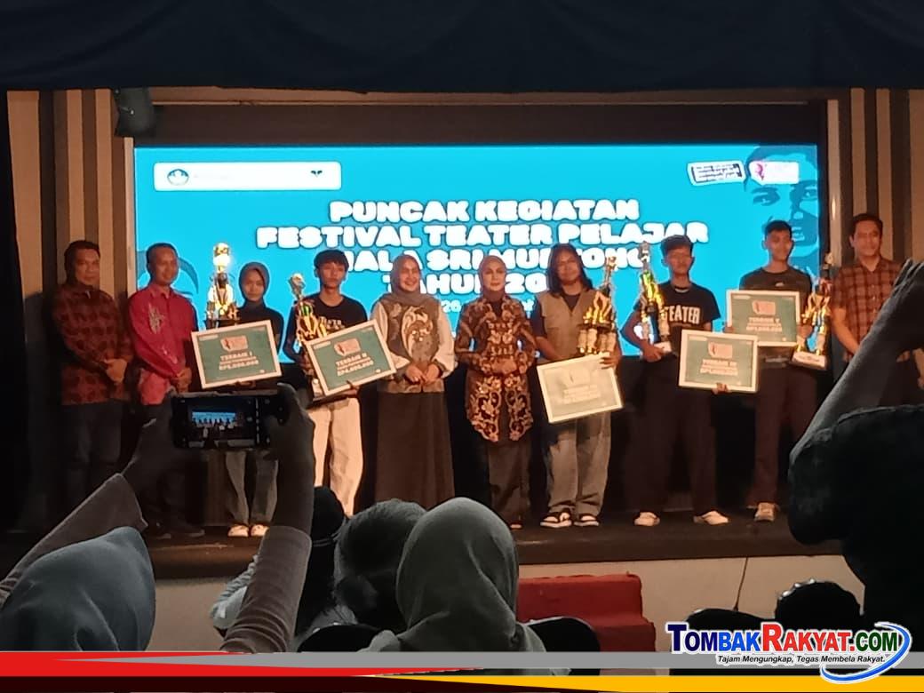 Bupati Kendal, Dyah Kartika Permanasari bersama lima finalis, Teater Apotek SMK Duta Karya Kudus, Teater Sansa SMA Negeri 1 Purwanegara Banjarnegara, Teater Pena Fiksi SMK Bina Utama Kendal, Teater Cakrawala SMA Negeri 6 Purworejo, Teater Emas MAN 1 Tegal.