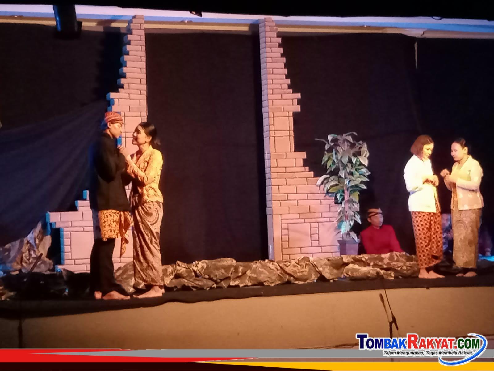 Kolaborasi teater Atmosfer dengan peserta pelatihan kepenulisan naskah dan keaktoran.
