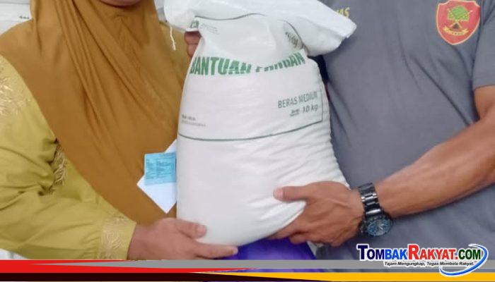 PENYALURAN BERAS DI DESA PABUARAN BERJALAN TERTIB, DANTON LINMAS JABIR PASTIKAN DISTRIBUSI TEPAT SASARAN