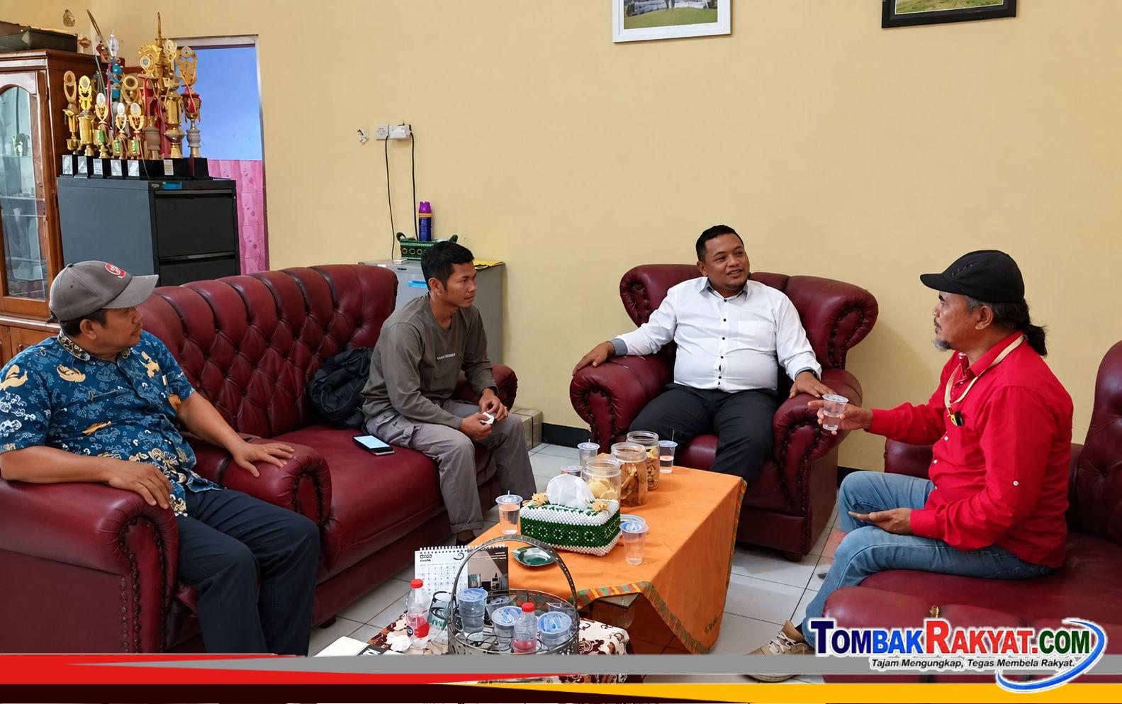 Camat Rowosari, Mahmud Eko Saputro, S.STP., didampingi Kasie Trantib, Solichin, S.T., M.M.. saat memberikan keterangan di kantornya.