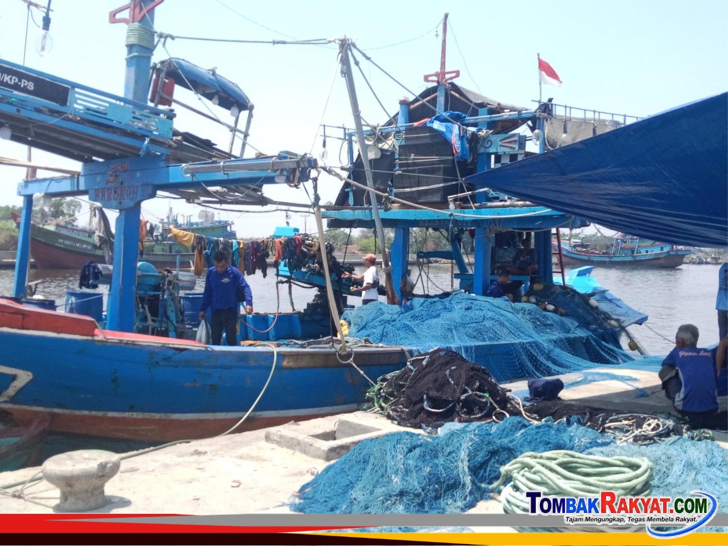 KM. Sri Barokah 10, sandar dan perbaiki alat tangkap di Pelabuhan Perikanan Nusantara Pekalongan. Sabtu (3/10/26)