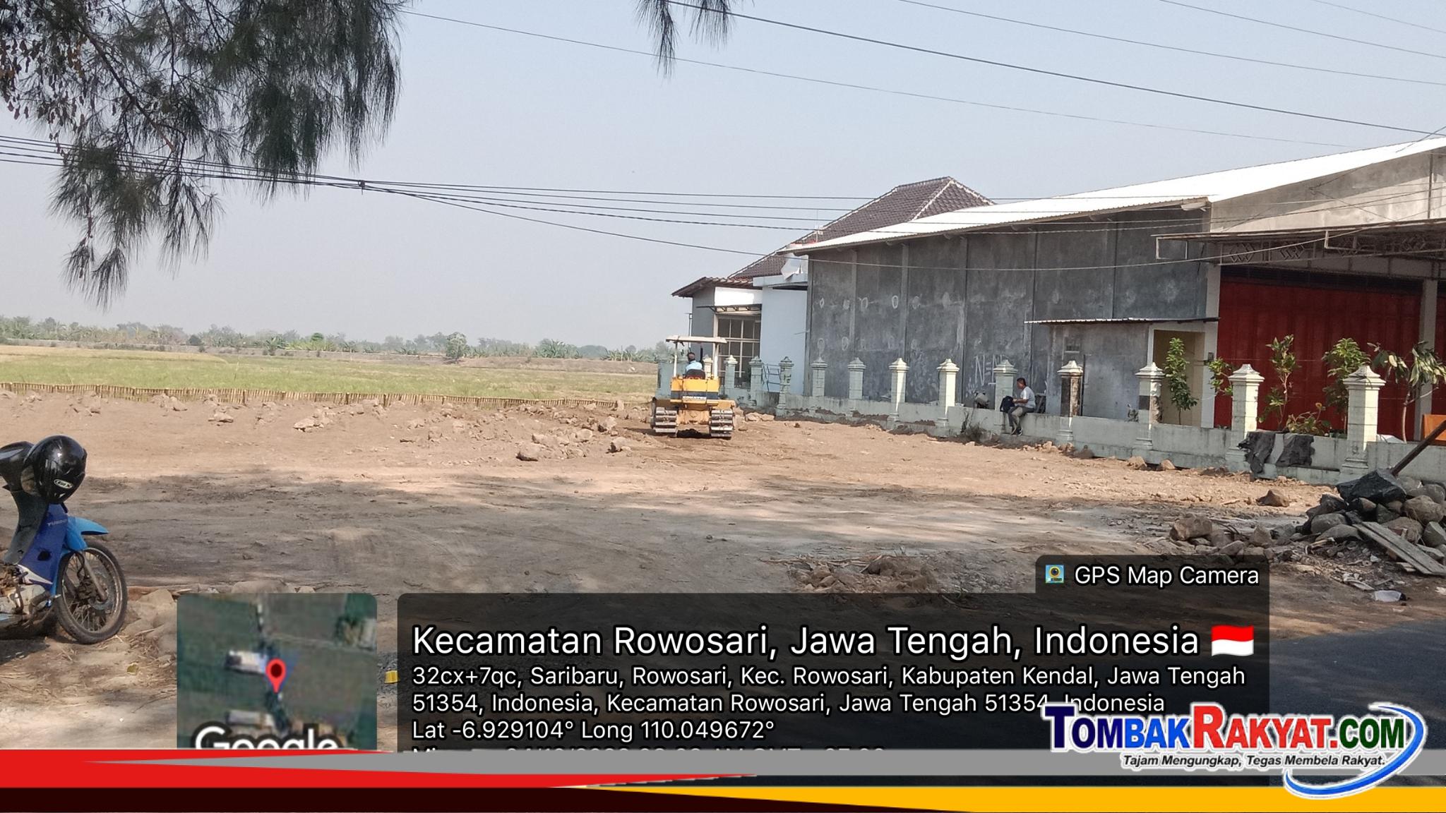 Aktifitas pengurugan di seberang kantor Camat Rowosari, terus berlangsung