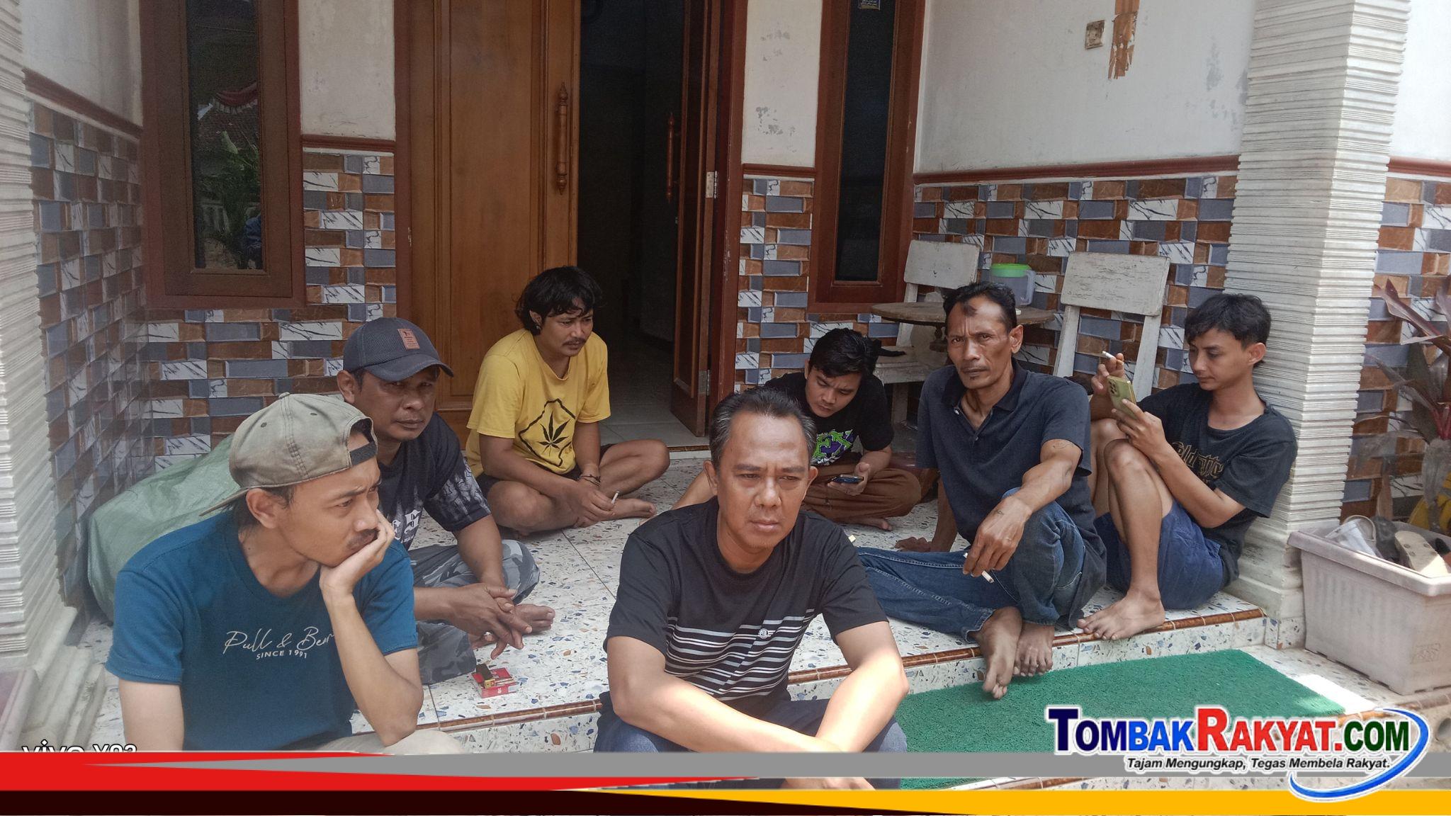 Beberapa warga yang masih bertahan untuk ikut mendengarkan klarifikasi internet desa