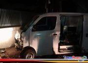 MOBIL DAIHATSU GRAN MAX MILIK J&T TABRAK PAGAR TEMBOK PT INDOLAKTO CITEUREUP, SOPIR ALAMI LUKA DI KEPALA DAN WAJAH