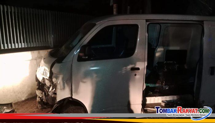 MOBIL DAIHATSU GRAN MAX MILIK J&T TABRAK PAGAR TEMBOK PT INDOLAKTO CITEUREUP, SOPIR ALAMI LUKA DI KEPALA DAN WAJAH
