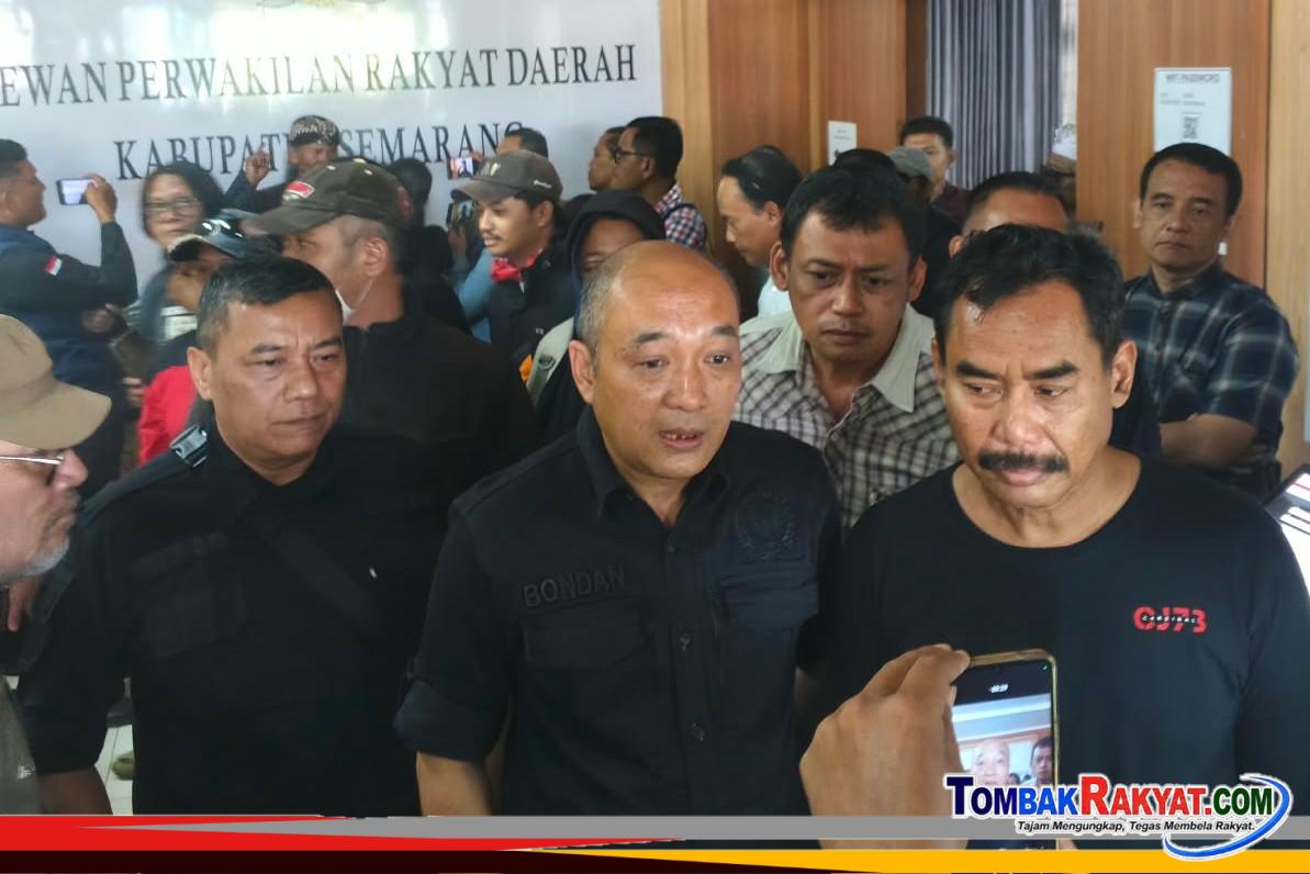 Perwakilan Aliansi Masyarakat Kendal, Subakir dan Ketua DPRD Kabupaten Semarang, Bondan Waluyohening