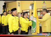 Ketua DPD Partai Golkar Propinsi Jawa Tengah, Dr. Mohammad Saleh, S.T., S.H., M.En., menyerahkan bendera partai golkar kepada ketua DPD Kabupaten Jepara, H. Akhmad Faozi, S.E.