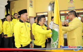 Ketua DPD Partai Golkar Propinsi Jawa Tengah, Dr. Mohammad Saleh, S.T., S.H., M.En., menyerahkan bendera partai golkar kepada ketua DPD Kabupaten Jepara, H. Akhmad Faozi, S.E.