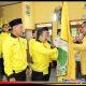 Ketua DPD Partai Golkar Propinsi Jawa Tengah, Dr. Mohammad Saleh, S.T., S.H., M.En., menyerahkan bendera partai golkar kepada ketua DPD Kabupaten Jepara, H. Akhmad Faozi, S.E.