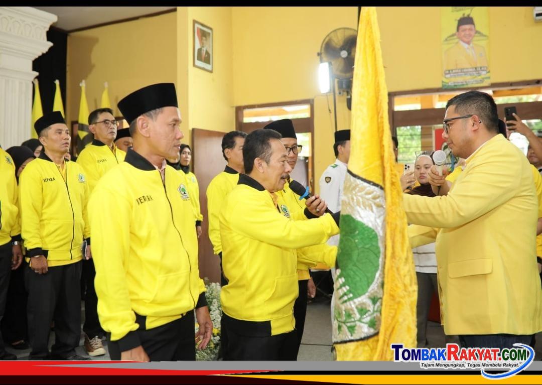 Ketua DPD Partai Golkar Propinsi Jawa Tengah, Dr. Mohammad Saleh, S.T., S.H., M.En., menyerahkan bendera partai golkar kepada ketua DPD Kabupaten Jepara, H. Akhmad Faozi, S.E.