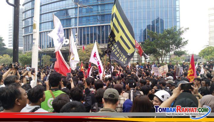 Ratusan Mahasiswa Gelar Aksi di Bundaran HI, Massa Dihadang Barikade Polisi